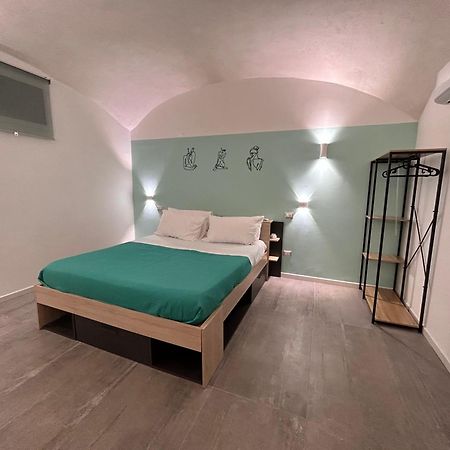 Intero Alloggio - Chiaia Naples Luaran gambar