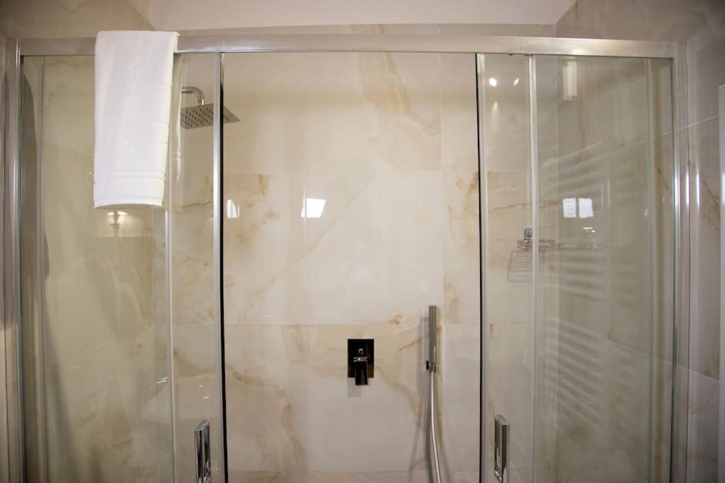 Intero Alloggio - Chiaia Naples Luaran gambar