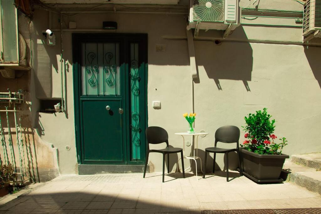 Intero Alloggio - Chiaia Naples Luaran gambar