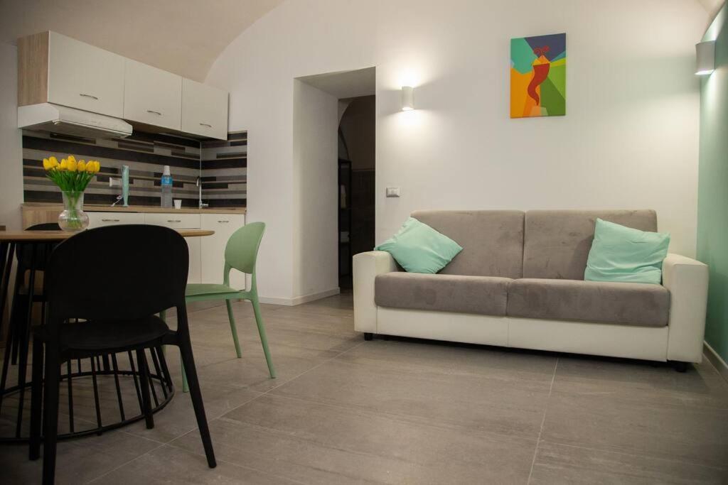 Intero Alloggio - Chiaia Naples Luaran gambar