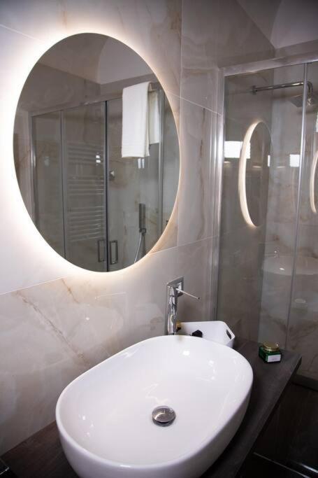 Intero Alloggio - Chiaia Naples Luaran gambar