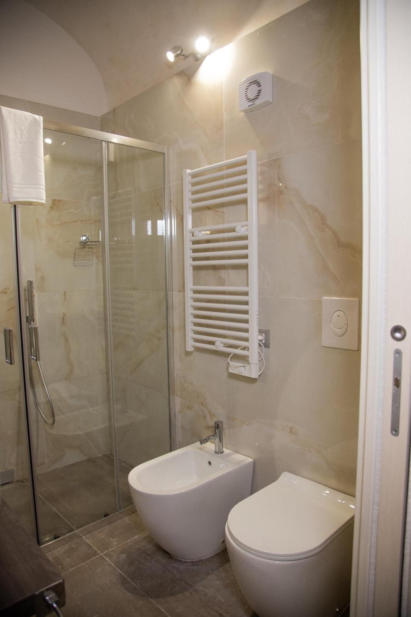 Intero Alloggio - Chiaia Naples Luaran gambar