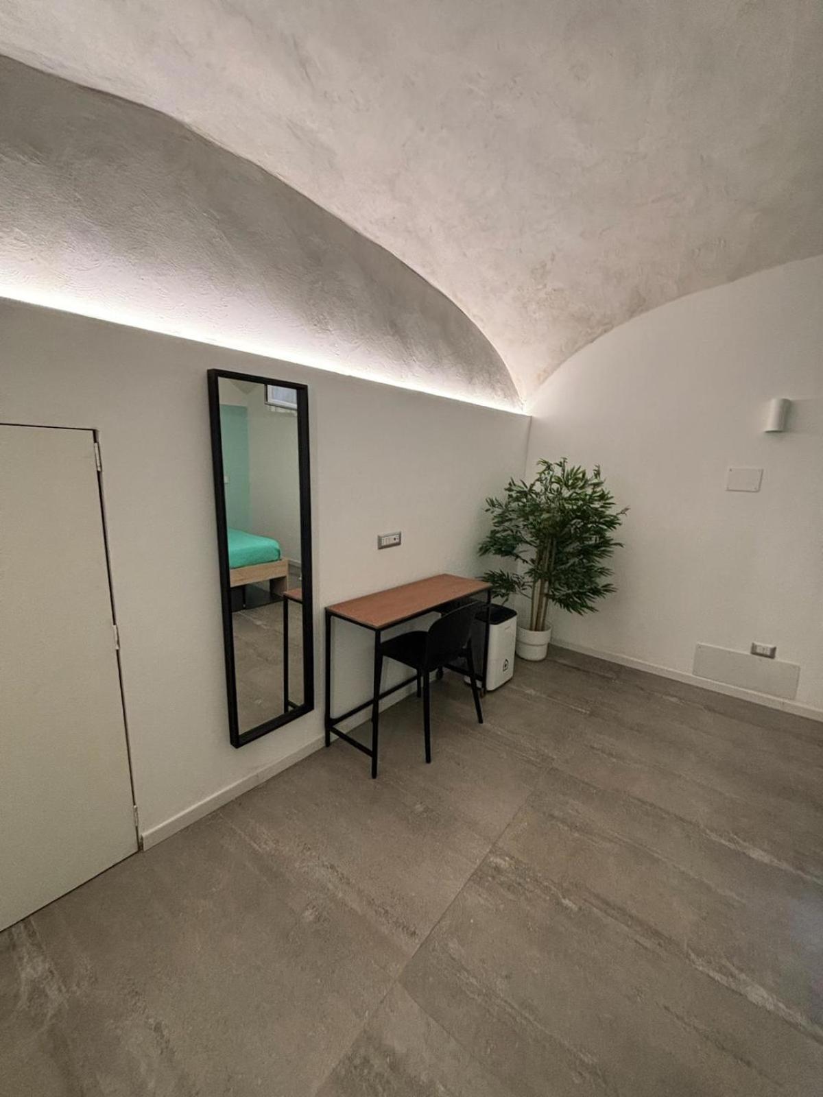 Intero Alloggio - Chiaia Naples Luaran gambar