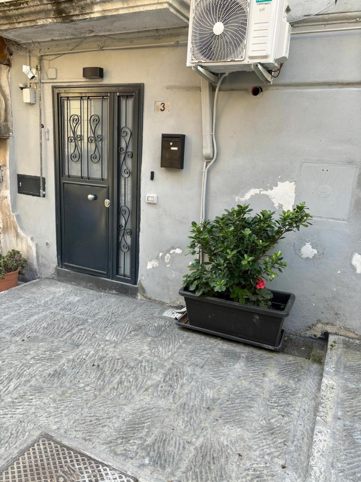 Intero Alloggio - Chiaia Naples Luaran gambar