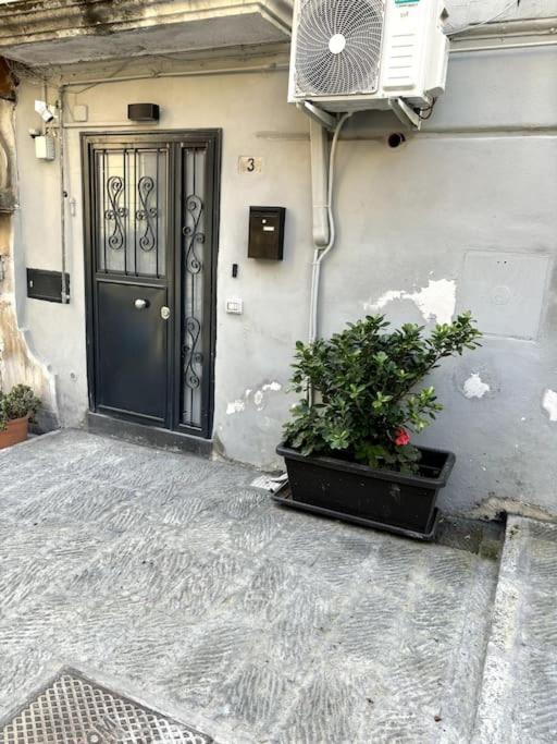 Intero Alloggio - Chiaia Naples Luaran gambar
